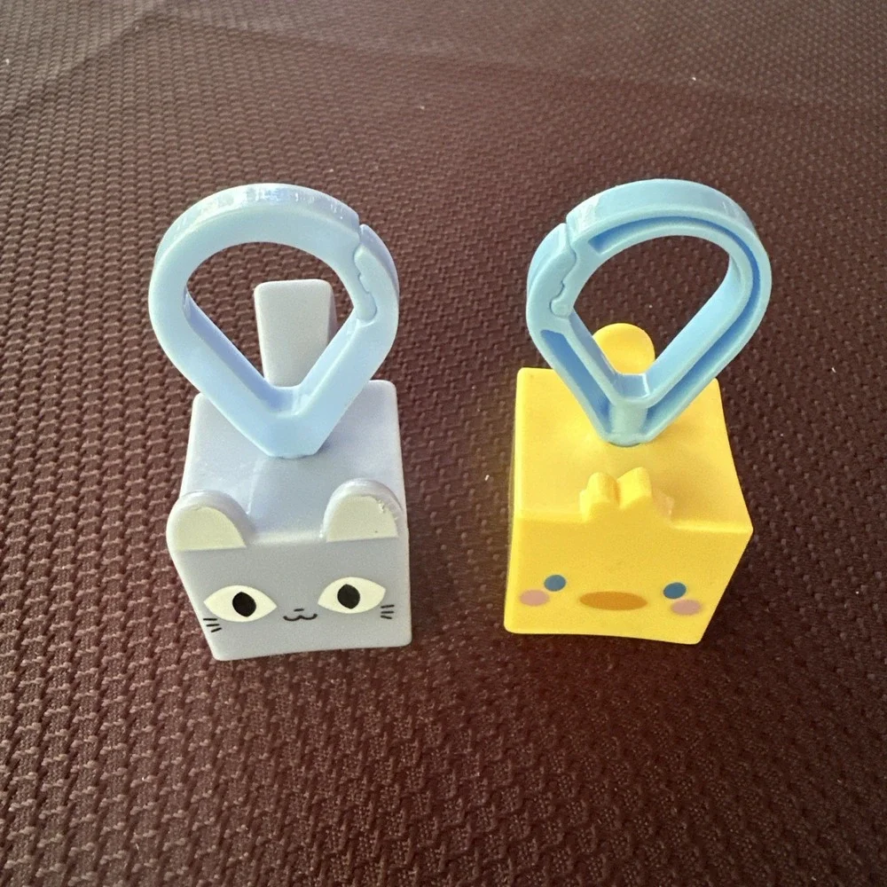 Lot Of 2 McDonalds Pet Simulator Toys Keychain Clip On Cat Chick‎ Roblox